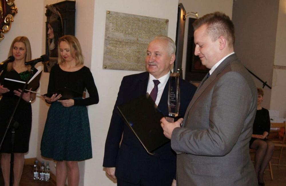 Zdjęcie galerii artykułu: Statuetka Marszałka dla PUP w kategorii: „Szczególne osiągnięcia w zakresie promocji zatrudnienia, łagodzenia skutków bezrobocia oraz aktywizacji zawodowej w roku 2016" - Statuetka Marszałka dla PUP w kategorii -  Szczególne osiągnięcia w zakresie promocji zatrudnienia, łagodzenia skutków bezrobocia oraz aktywizacji zawodowej w roku 2016